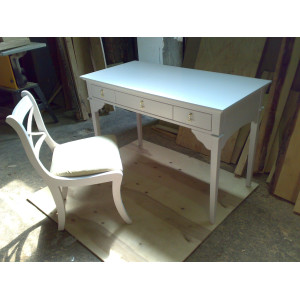 Столик со стулом